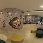 Globetrotter Hostel, By Albany