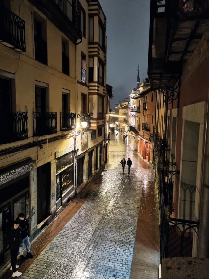 Berrueta , Plaza Mayor By Albany León