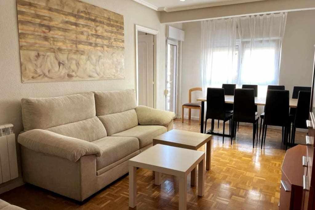 Oak Flat - 4 Habitaciones, 2 Banos, Terrazas- *