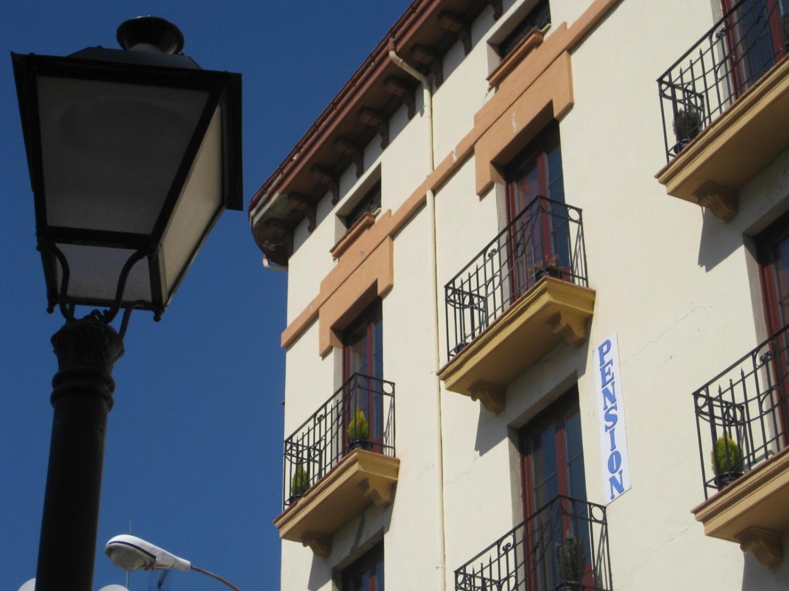 Pensión Sandoval 3*