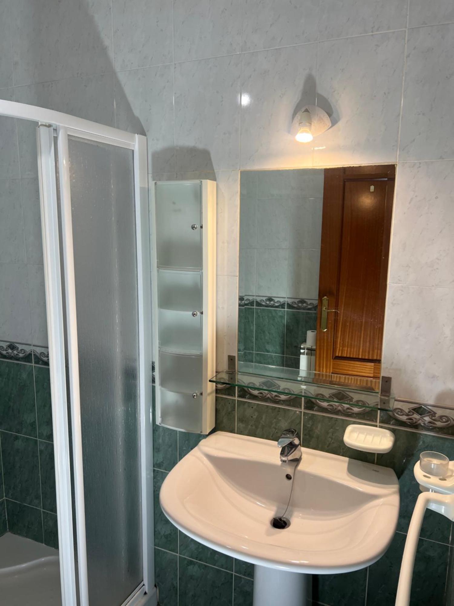 Azadinos, Leon. Apartamento *
