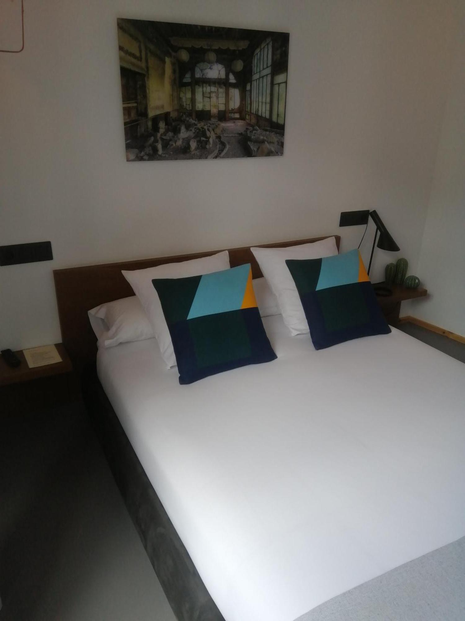 13 Guest house *