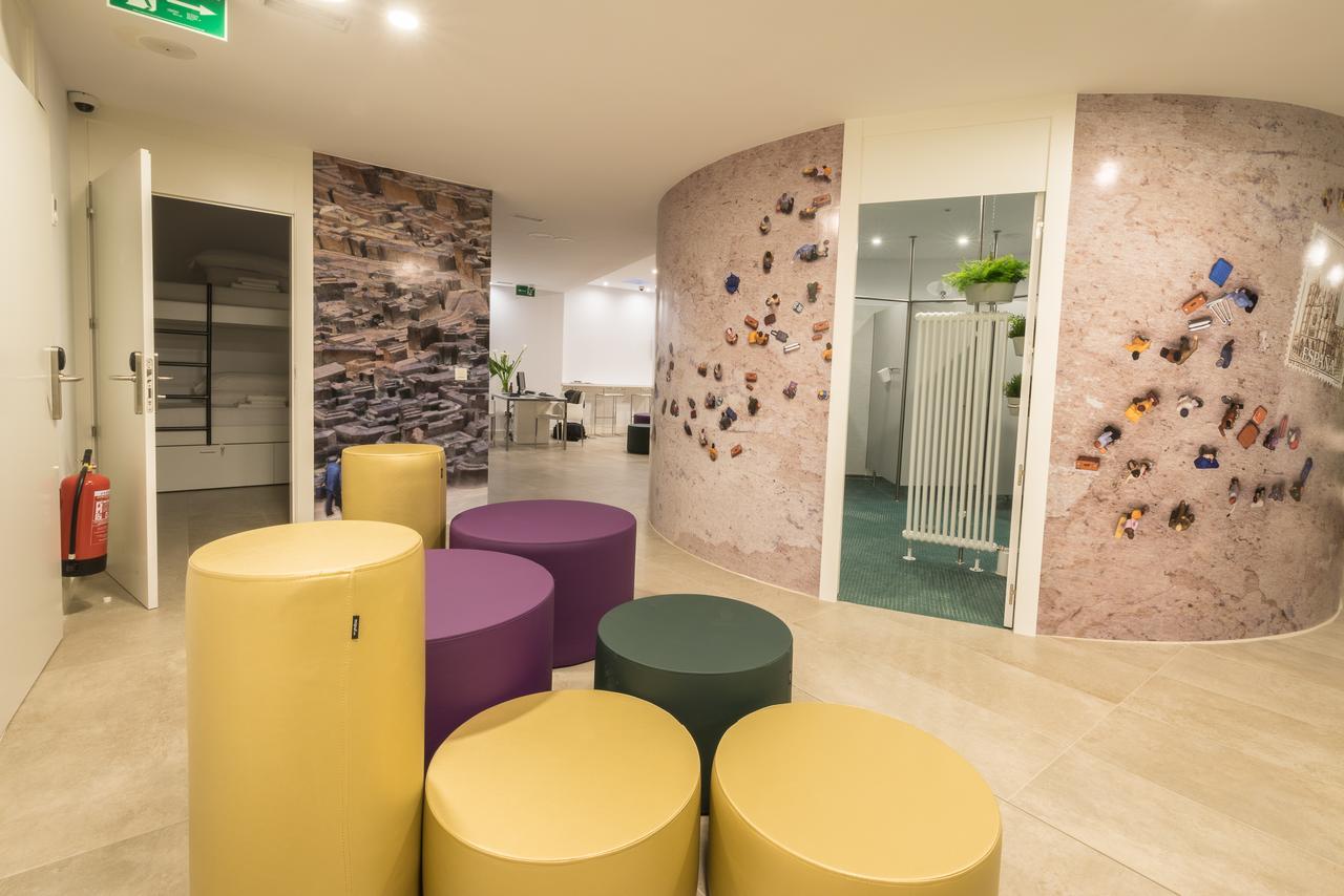 Globetrotter Hostel, By Albany Leon