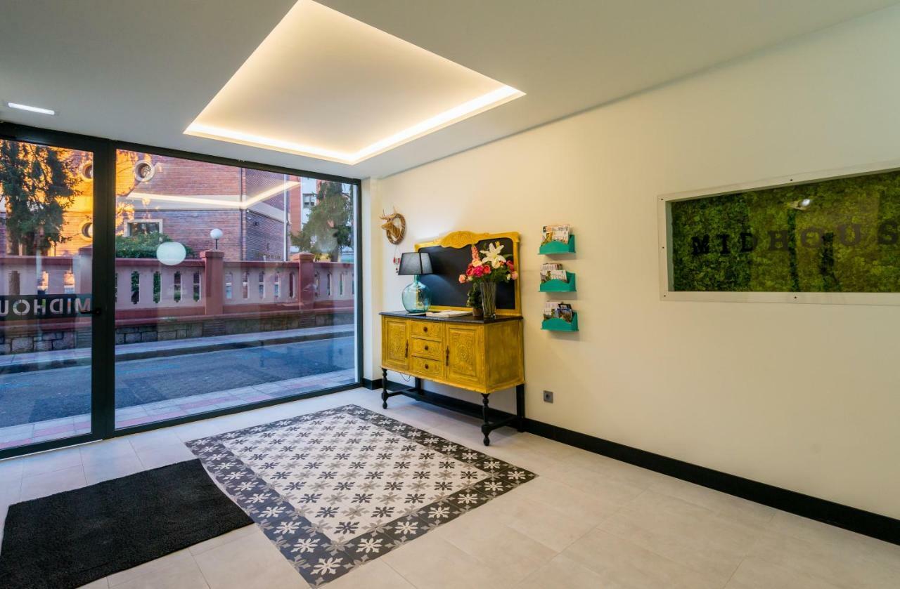 Midhouse Apartment