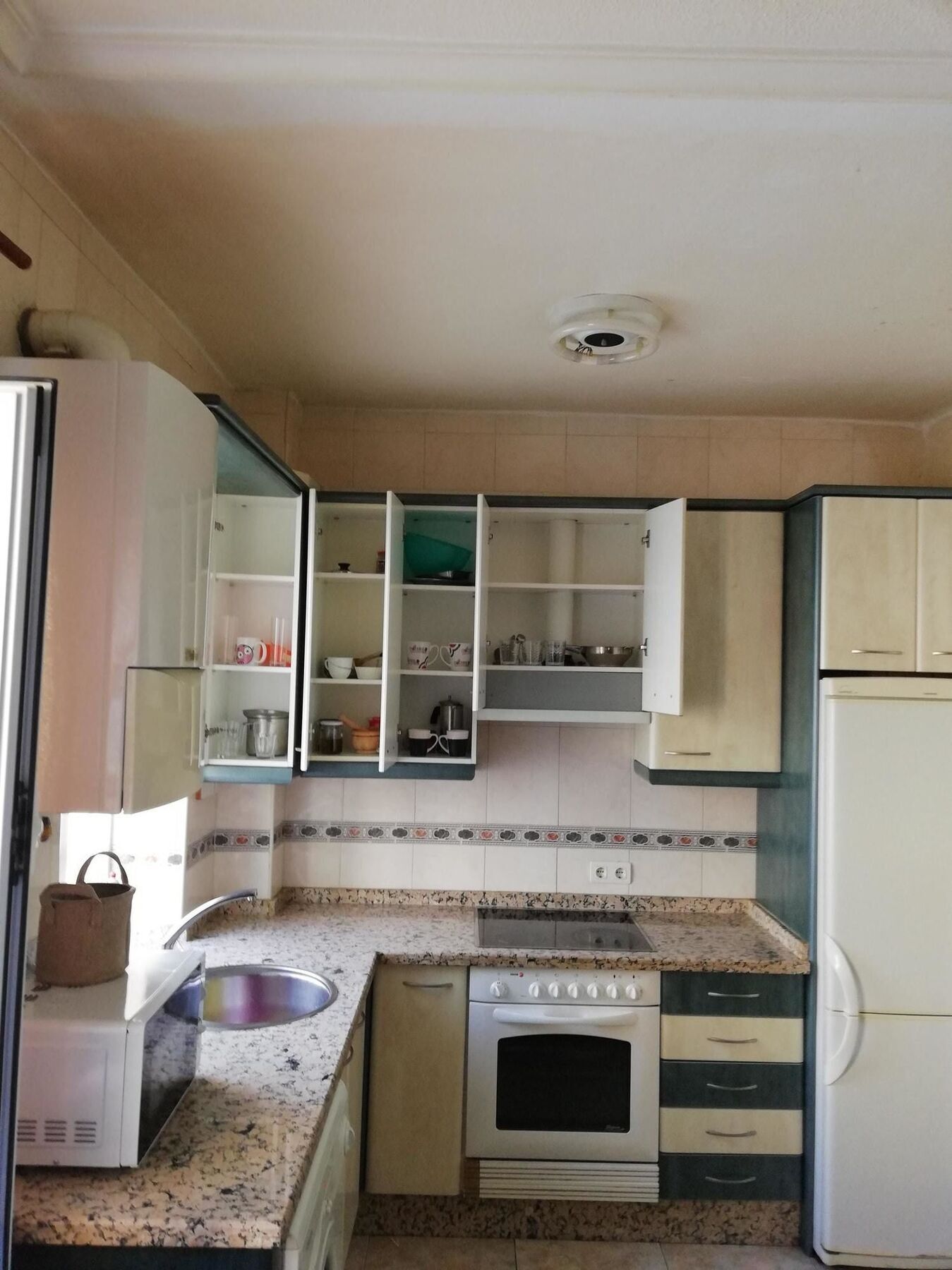 Bright With 2 Bedrooms In